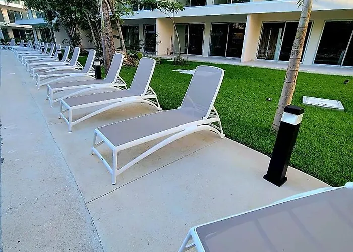 Modern Playacar With Poolside Views & Nature Apartamento Playa del Carmen