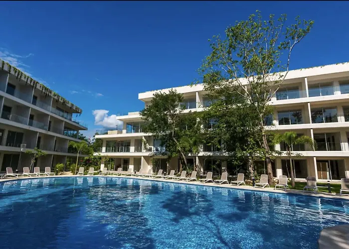 Modern Playacar With Poolside Views & Nature Apartamento Playa del Carmen