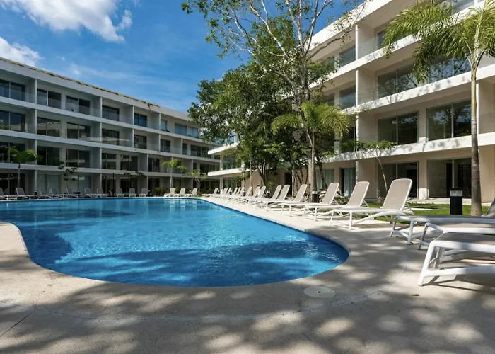 Modern Playacar With Poolside Views & Nature Apartamento Playa del Carmen