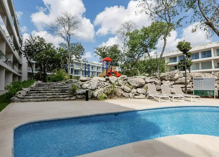 Modern Playacar With Poolside Views & Nature Apartamento Playa del Carmen